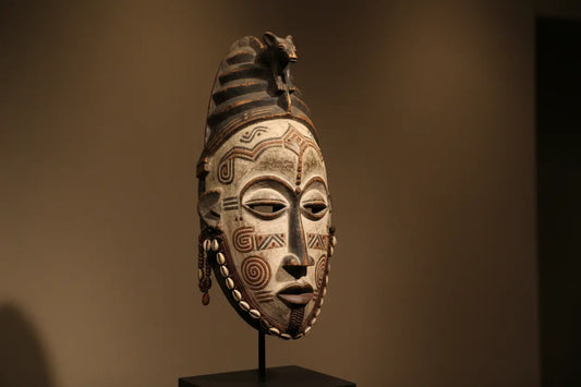 Les artefacts restitués et leurs symboles : le tambour parleur, les trônes et les bronzes Asyli Studio